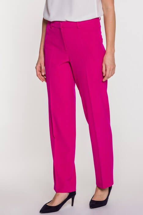 Kolorowe spodnie – sposób na ożywienie oficjalnych stylizacji