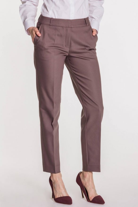 Eleganckie spodnie damskie – gładkie czy we wzory?