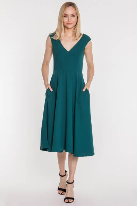 Szmaragdowa sukienka – postaw na kolor, który przyciąga uwagę