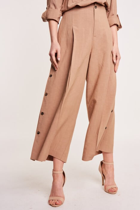 Spodnie lniane damskie – idealny wybór na lato